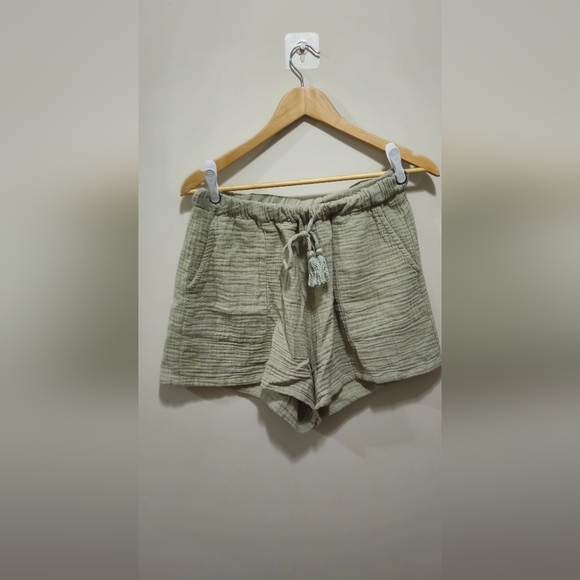 Sage green 100% cotton drawstring shorts/relaxed button up set. Size large - Picture 3 of 4